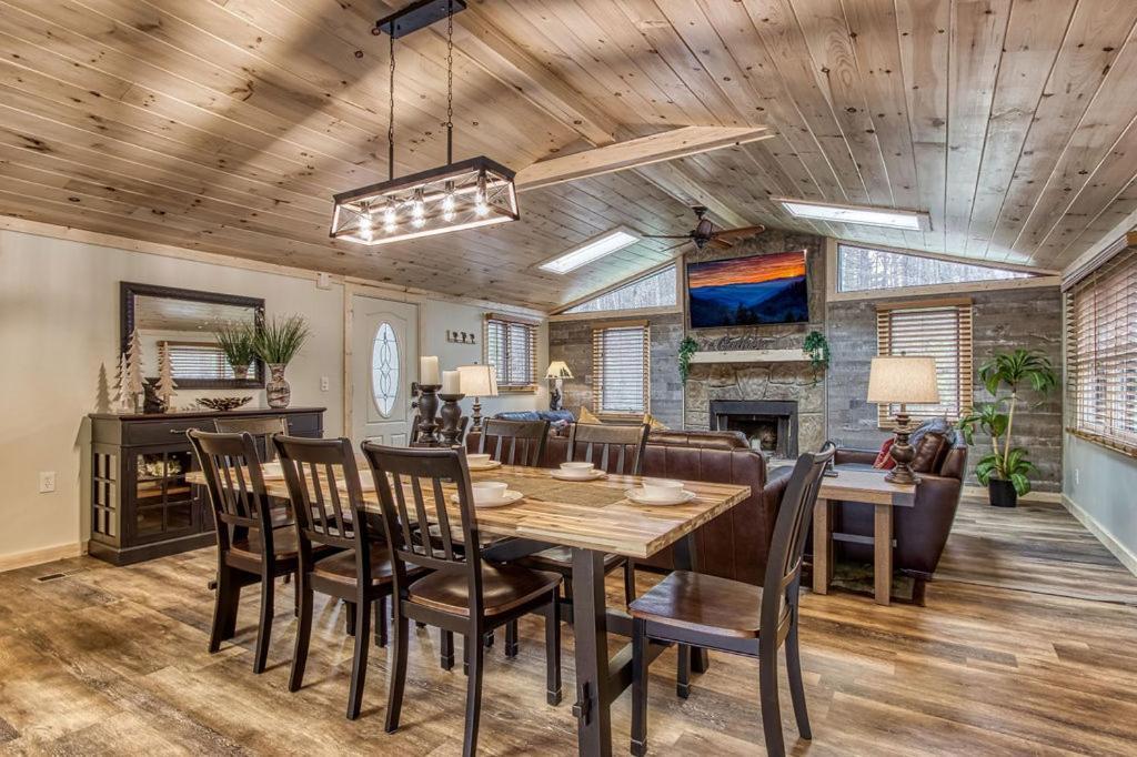 Whispering Winds, Hot Tub, Game Room, Wifi, 1089 Free Tickets Each Paid Day, Dollywood And More Gatlinburg Bagian luar foto