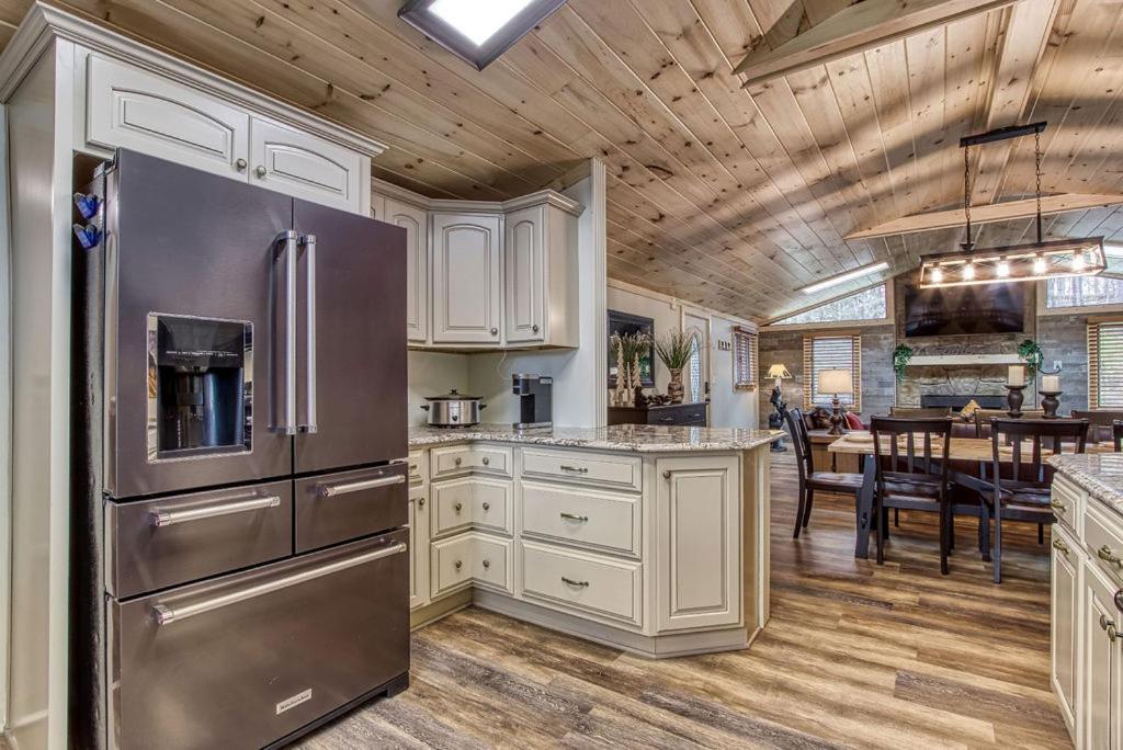 Whispering Winds, Hot Tub, Game Room, Wifi, 1089 Free Tickets Each Paid Day, Dollywood And More Gatlinburg Bagian luar foto