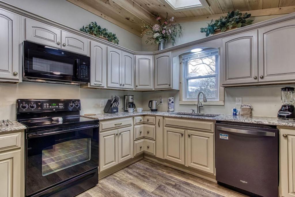 Whispering Winds, Hot Tub, Game Room, Wifi, 1089 Free Tickets Each Paid Day, Dollywood And More Gatlinburg Bagian luar foto