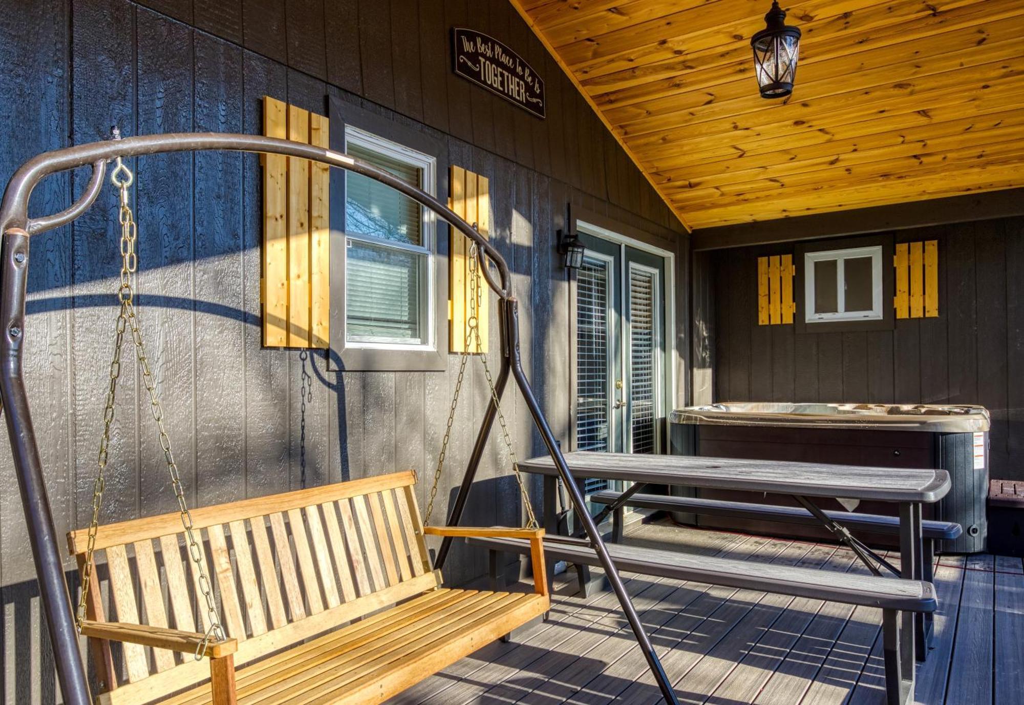 Whispering Winds, Hot Tub, Game Room, Wifi, 1089 Free Tickets Each Paid Day, Dollywood And More Gatlinburg Bagian luar foto